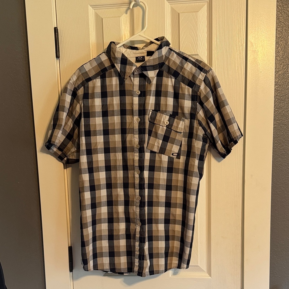 Men’s size large Oakley Madris style cotton short sleeve shirt.